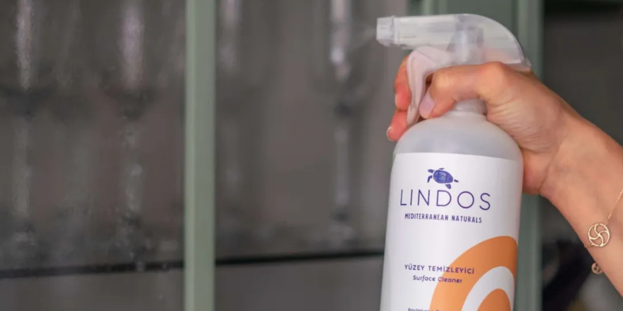 mutfak tezgahında mermer yüzey temizliği