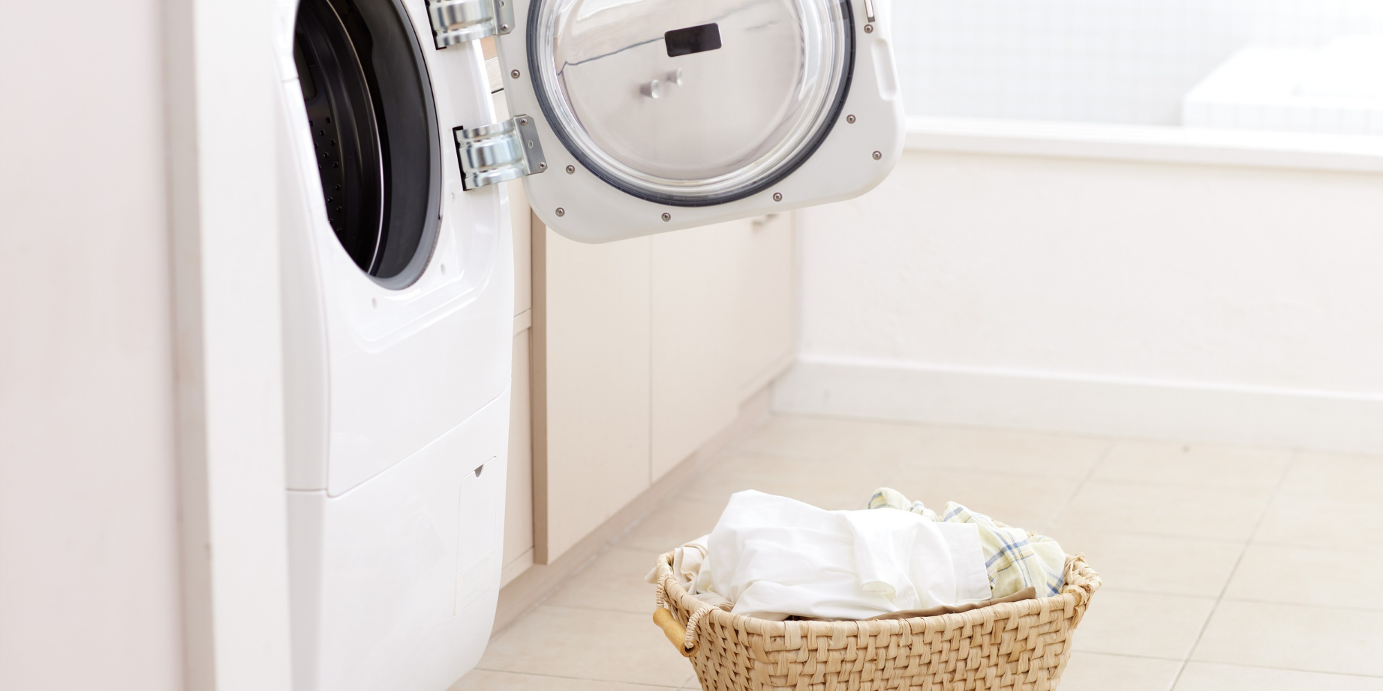 Bebek kıyafetlerinin hassas ciltler için doğal ve hipoalerjenik deterjanla yıkanması