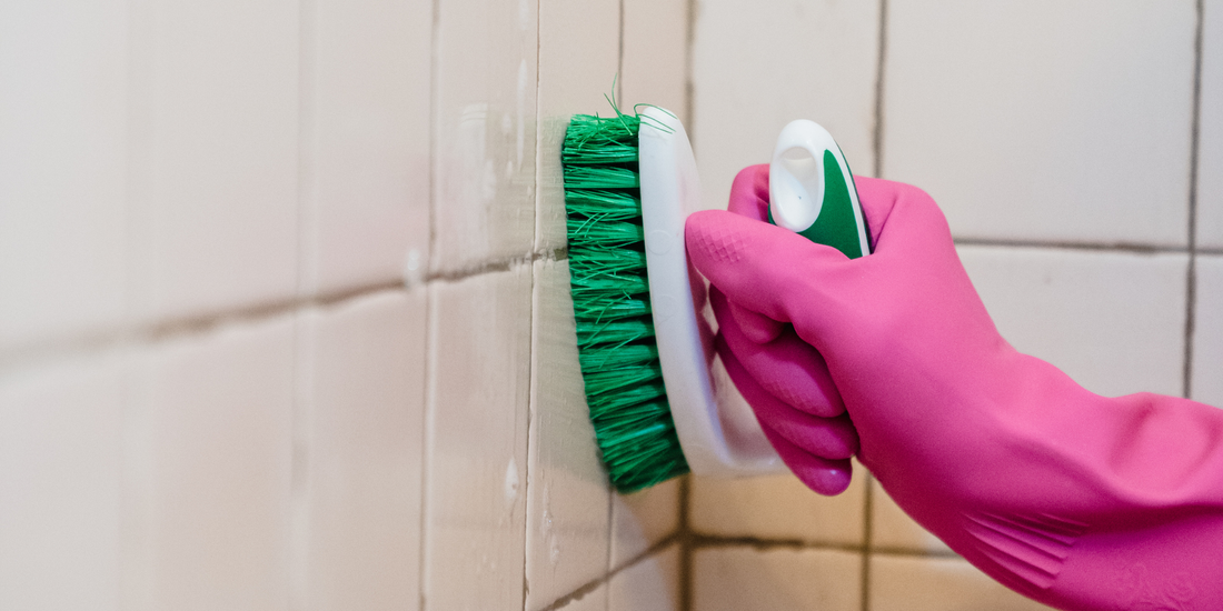 Mutfak duvarında yağ lekesi temizliği — doğal yüzey temizleyici ile uygulama