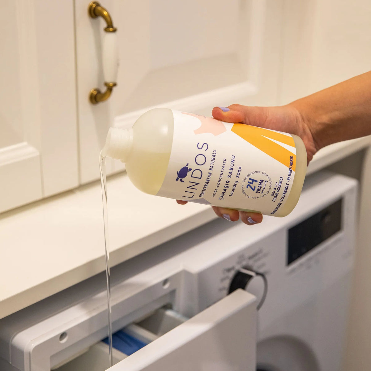 Lindos Naturals Doğal Çamaşır Deterjanı Bitkisel Sabun - Itır & Lavanta 600 ml – Bitkisel bazlı, zararlı kimyasal içermeyen konsantre çamaşır deterjanı
